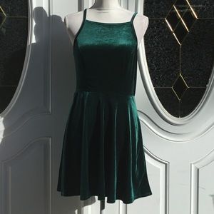 SPEECHLESS brand new silky green dress